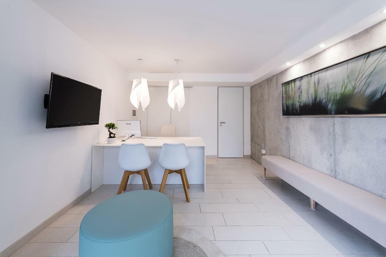 Oliver Lux Tihany Luaran gambar