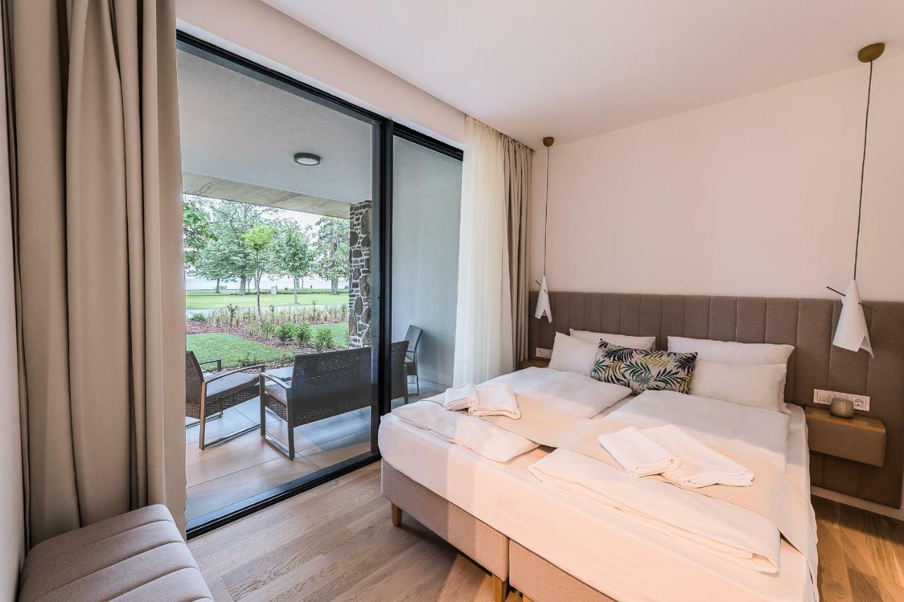 Oliver Lux Tihany Luaran gambar