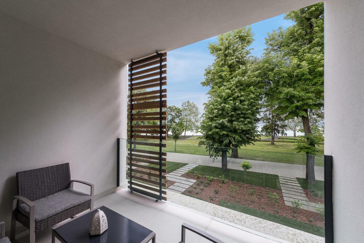 Oliver Lux Tihany Luaran gambar